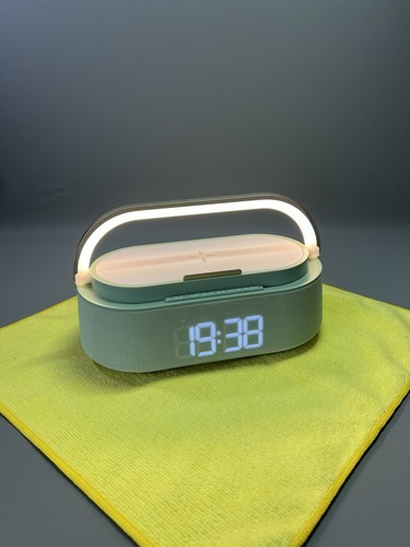 Radio alarm clock - fm, qi